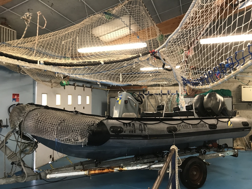 Le patrouilleur Iris confie une embarcation semi-rigide au Lycée