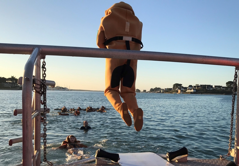 Les futurs marins se jettent à l'eau pour se former aux TIS