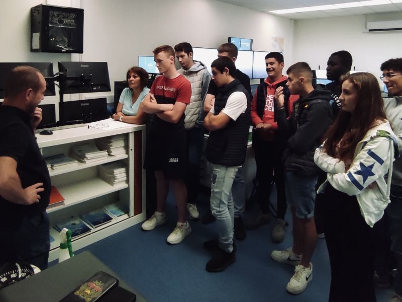 Un professionnel présente son métier aux élèves de 1ère NPM