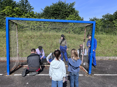 Partage entre petits et grands : les futurs matelots réparent les filets de buts de l'école Ste Anne