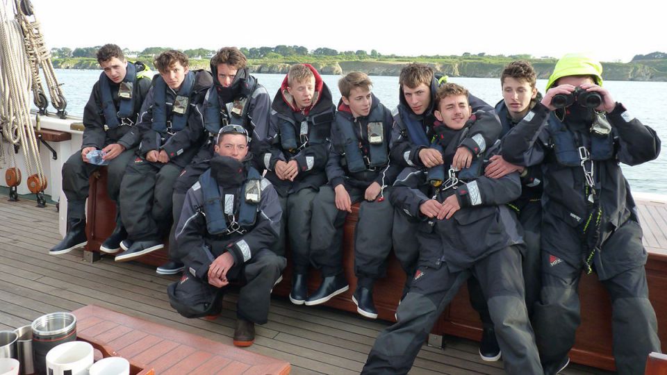 De futurs électro-mécaniciens du lycée maritime embarqués  sur le navire école La Belle Poule